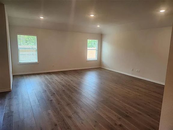 5th image of 101 Mapleoak Dr