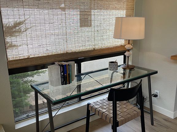 Fast WiFi is next to the desk for a great work station. 2 books have been written in this unit . And a great view of Bell Rock as well .