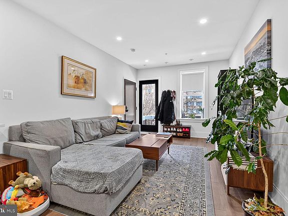 4th image of 3317 16th St NW Penthouse 4