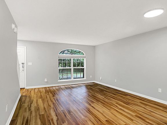 4th image of 3084 Armory Dr