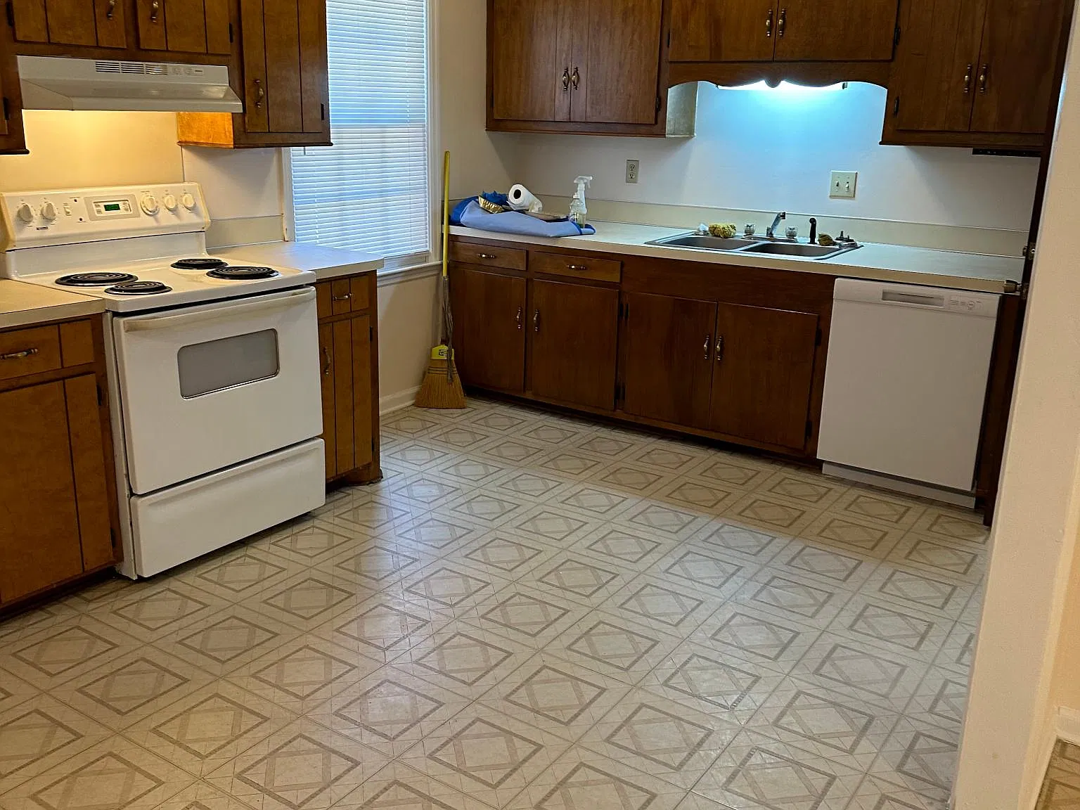 102 Donna Ct — Photo 4