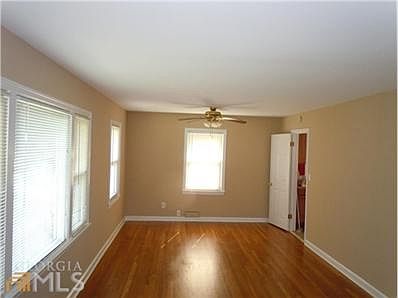 3rd image of 470 Kennesaw Dr SE