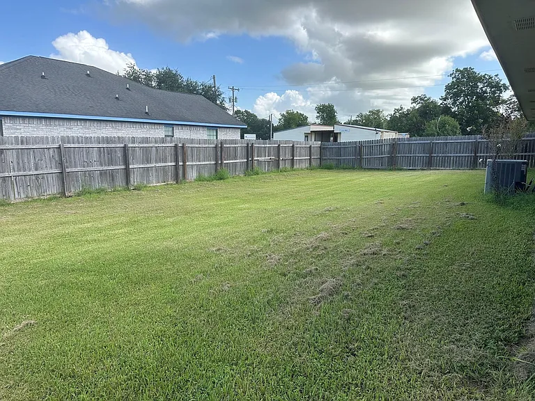 209 Travis St — Photo 11