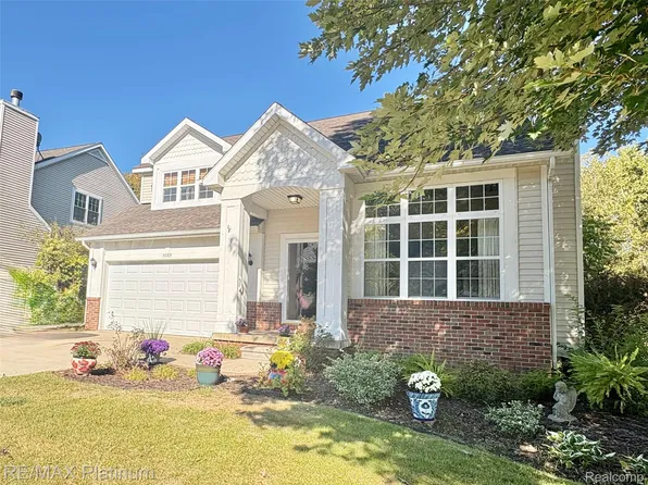 5089 Northfield Dr, Howell, MI 48843