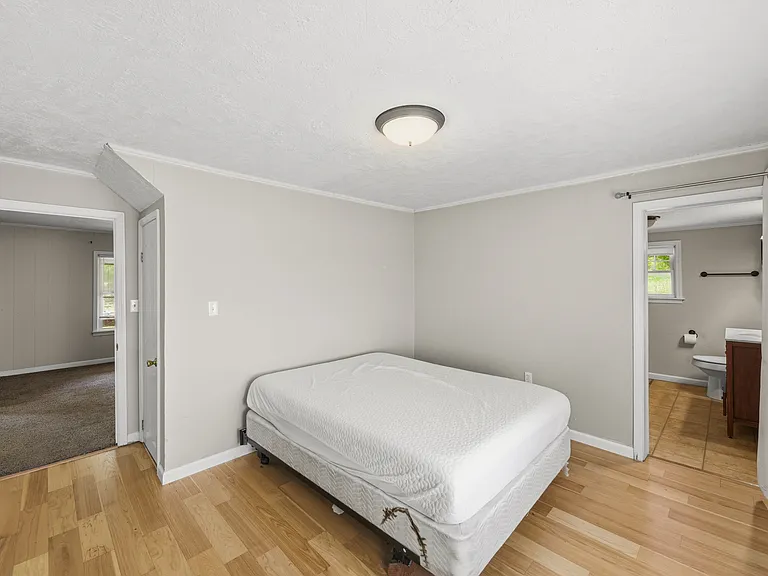 313 Knox St — Photo 8