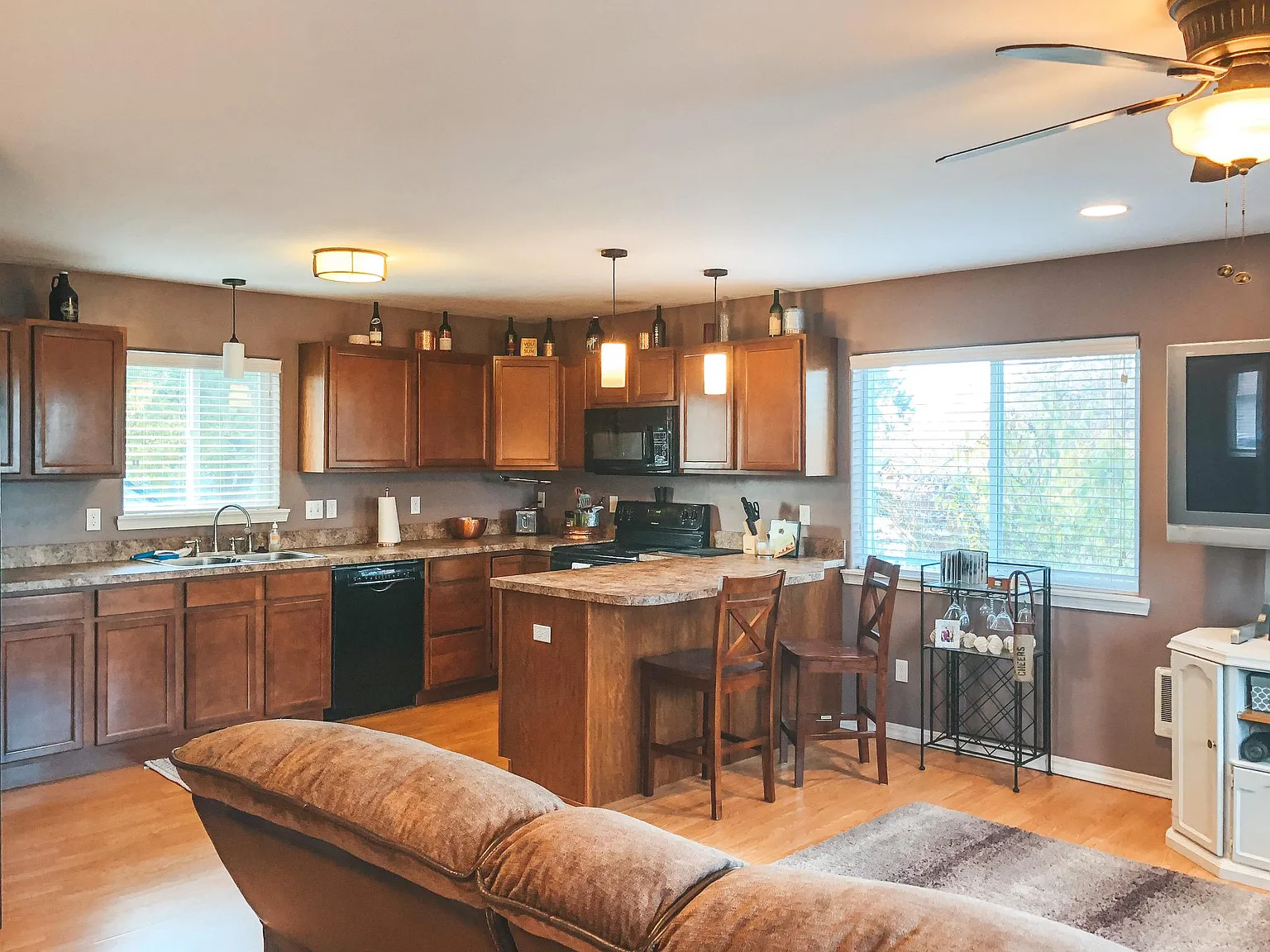 202 Farview Dr — Photo 2