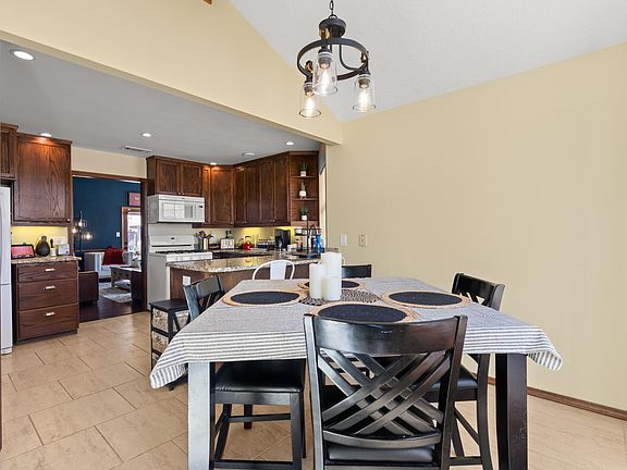 3rd image of 7412 Primrose Dr NW