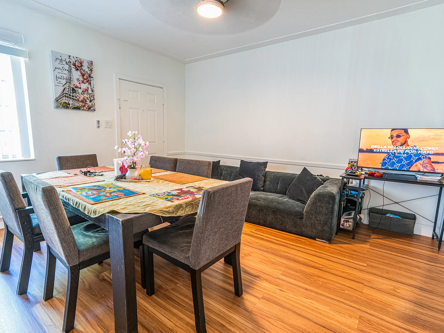 2 bed, 800 sqft, $2,200 — Photo 2