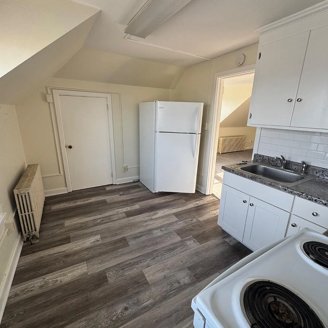 1 bed, 1.0 bath, 700 sqft, $1,050 — Photo 2