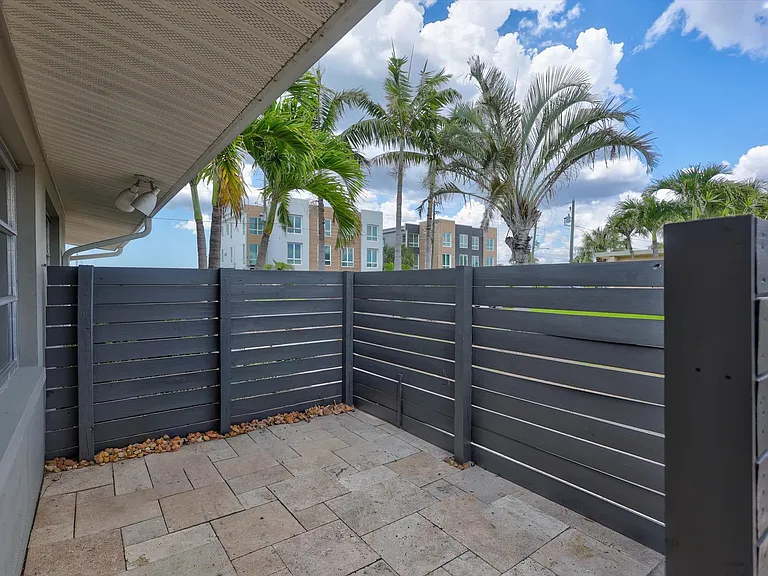 325 Capri Blvd — Photo 3