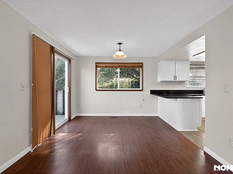 5615 S 141st St — Photo 5