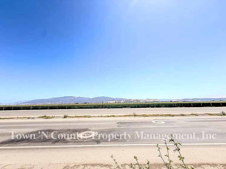 732 La Mesa Dr — Photo 21