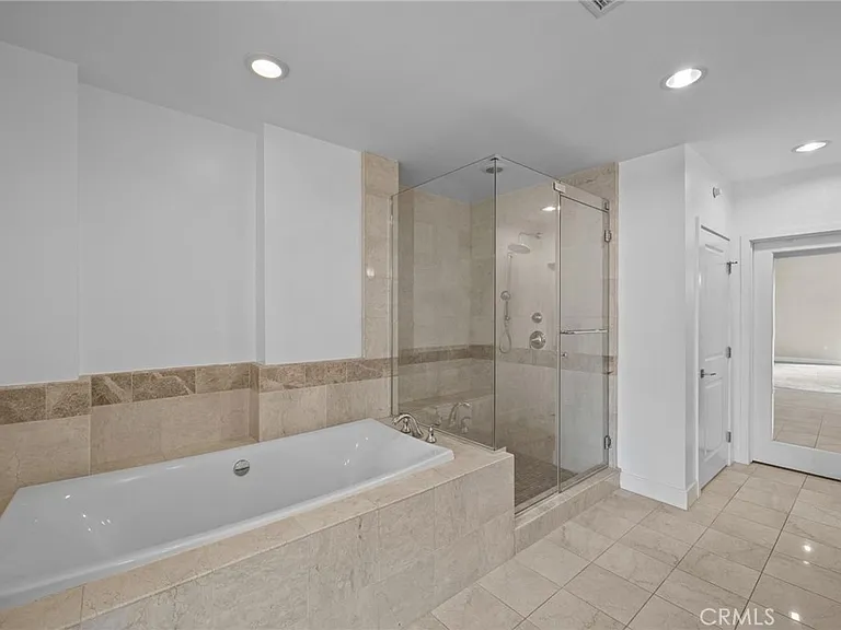 402 Rockefeller #305 — Photo 20