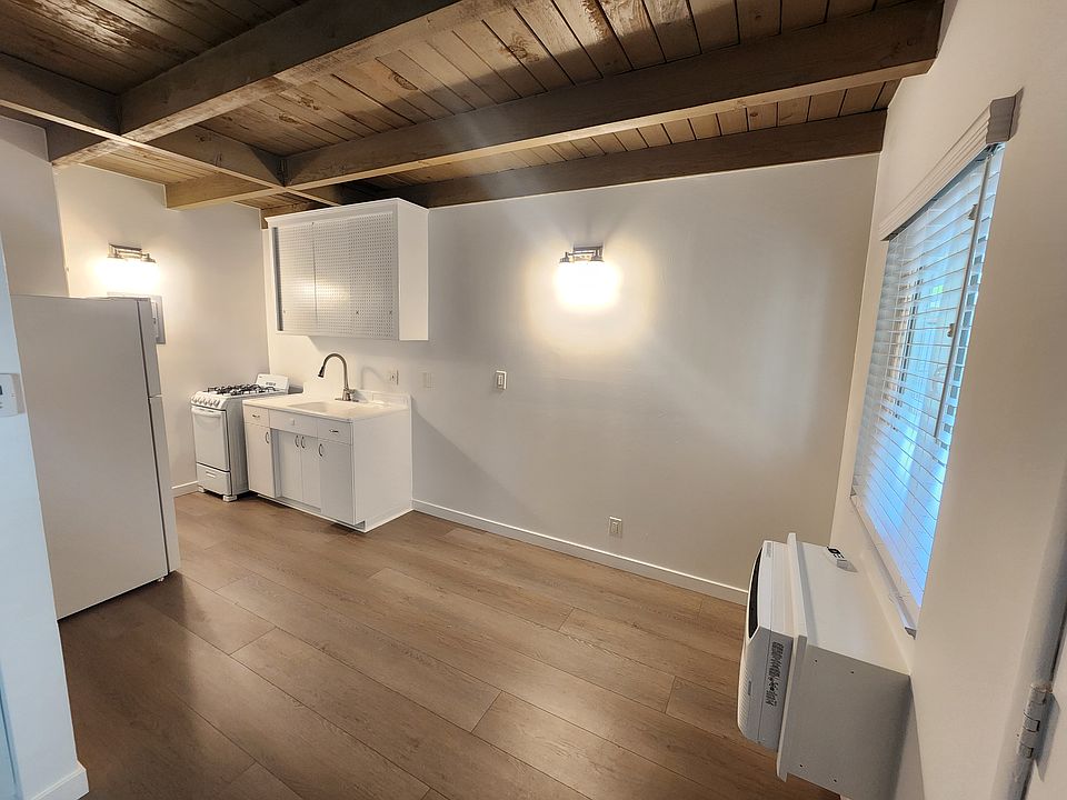 1st image of 15043 Victory Blvd #7