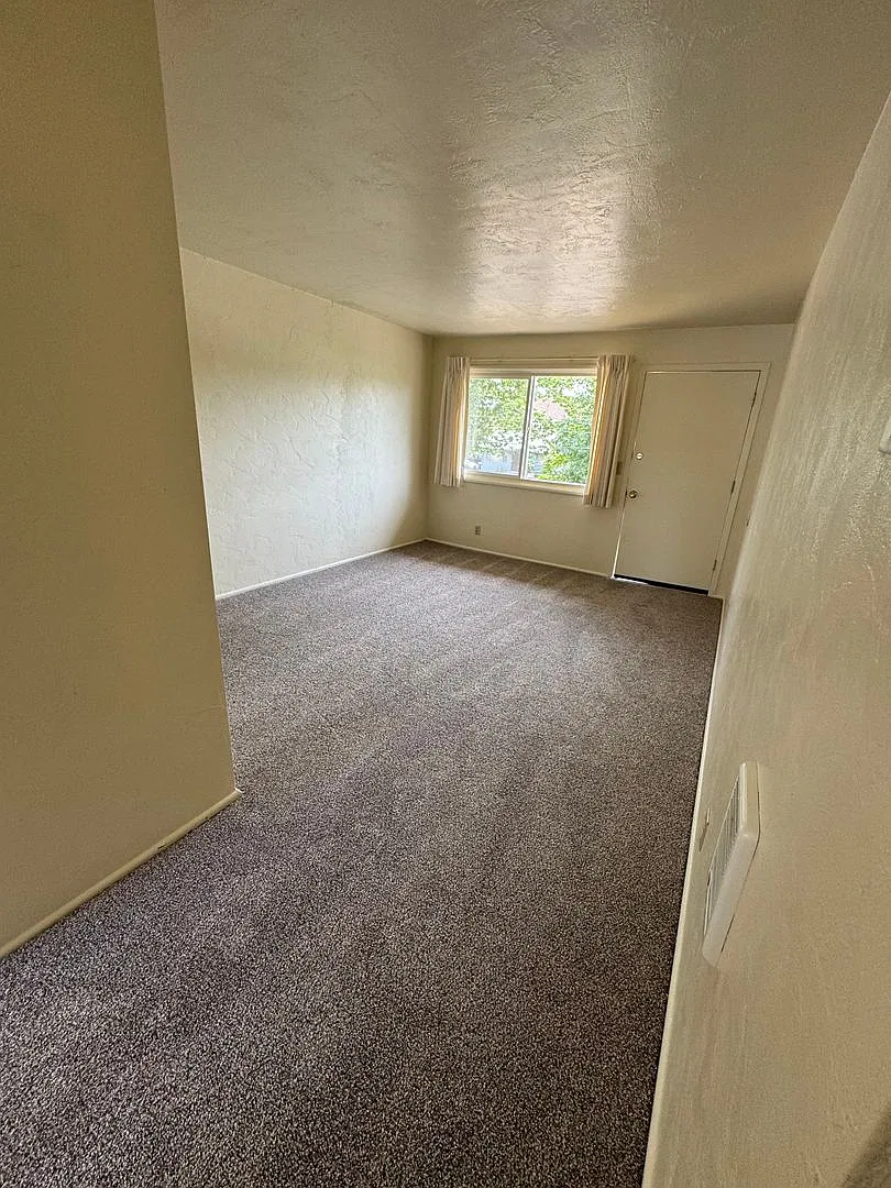 1-Bedroom 1-Bathroom apartment in Eugene — Photo 2