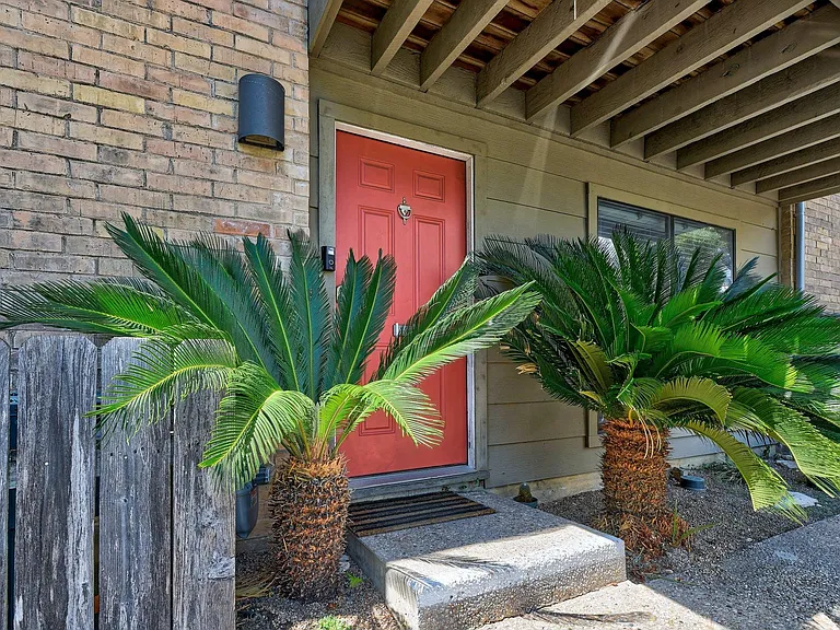 1100 Azie Morton Rd #1102 — Photo 3