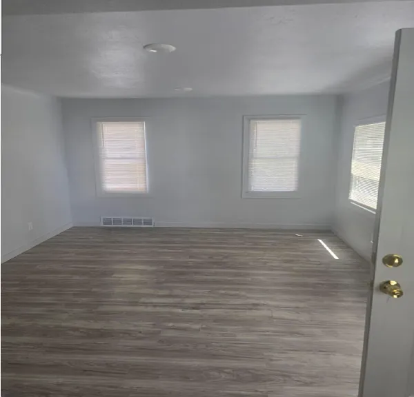20529 Westphalia St — Photo 2