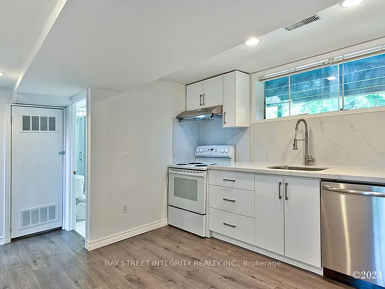 27 Heathview Ave #LOWER — Photo 7