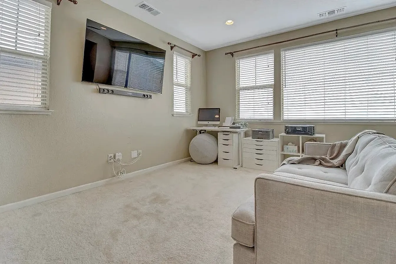 3 bed, 2.5 bath, 2415 sqft, $4,400 — Photo 2