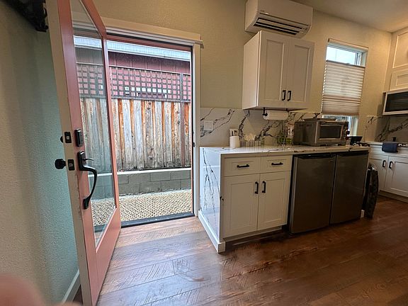 2nd image of 2534 Napier Ct #B