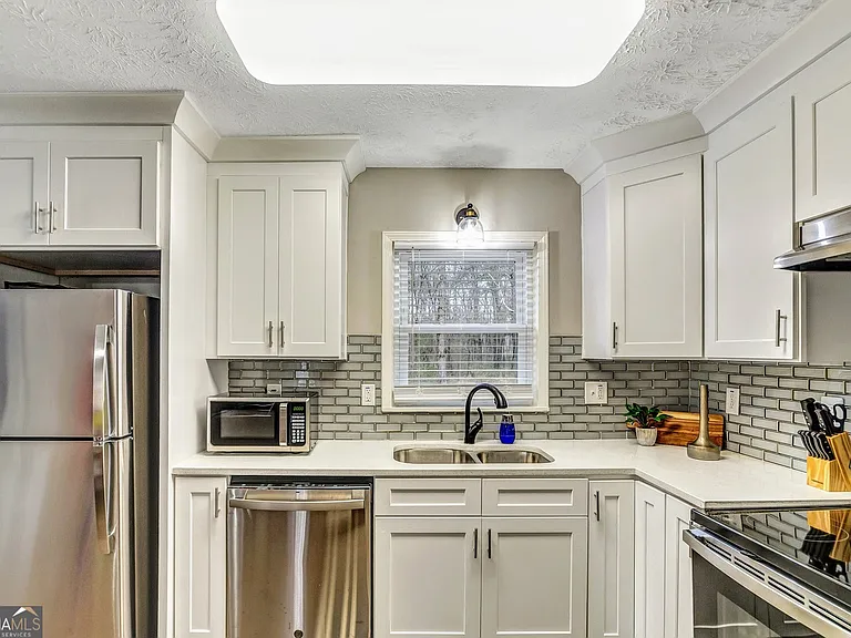 3017 Valley View Dr — Photo 6