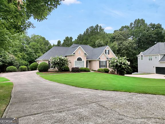 3rd image of 825 Deerwood Dr