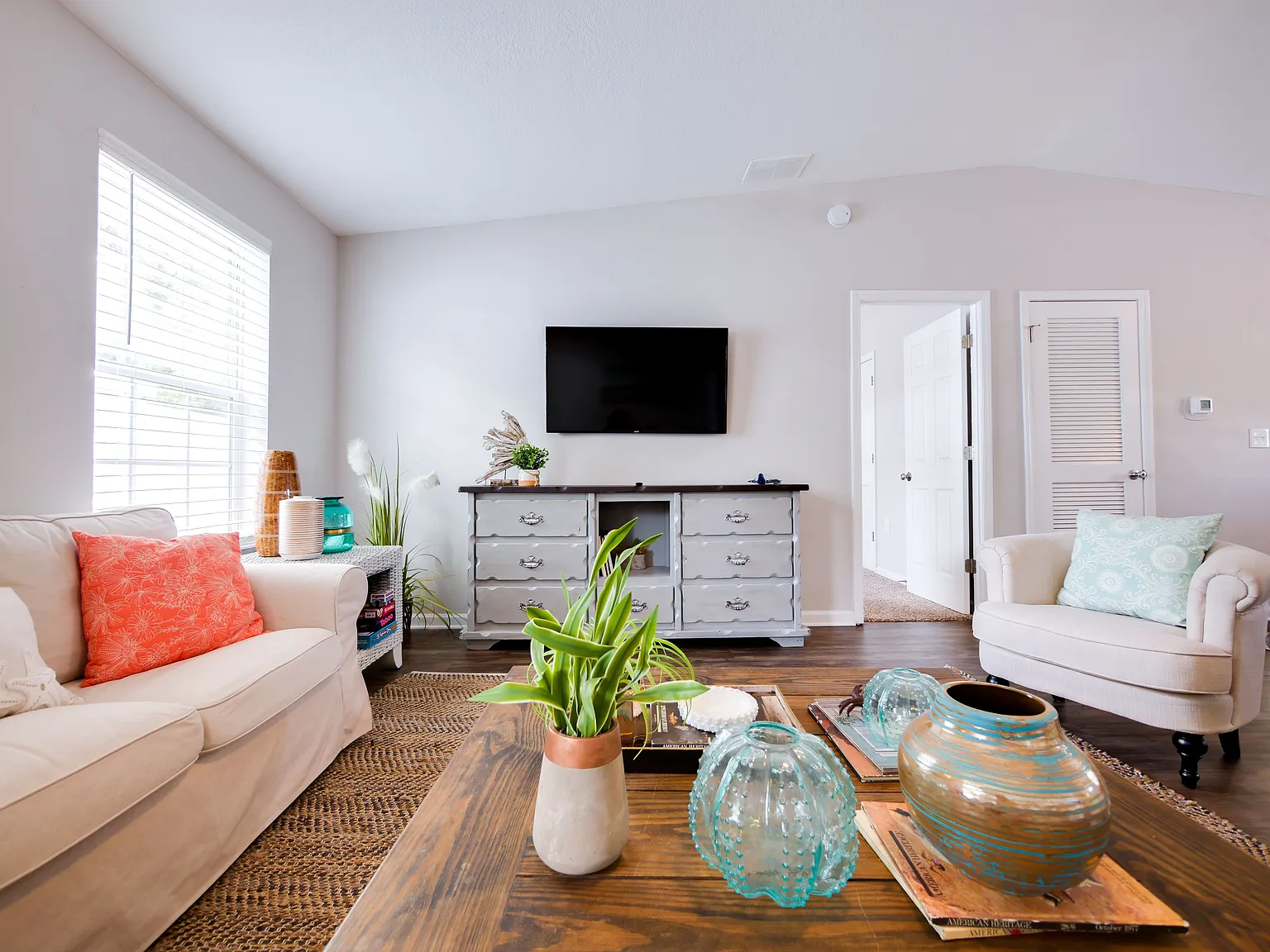 3 bed, 1415 sqft, $3,000 — Photo 1