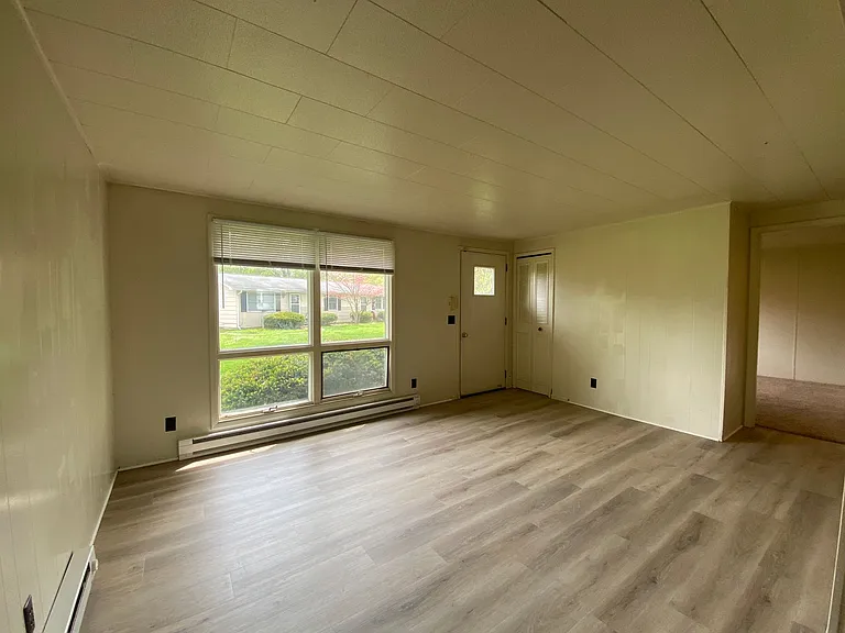 302 E Lincoln St — Photo 3