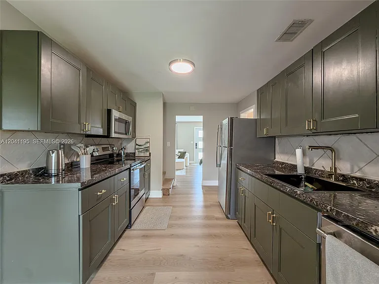 1813 SW 10th St — Photo 17