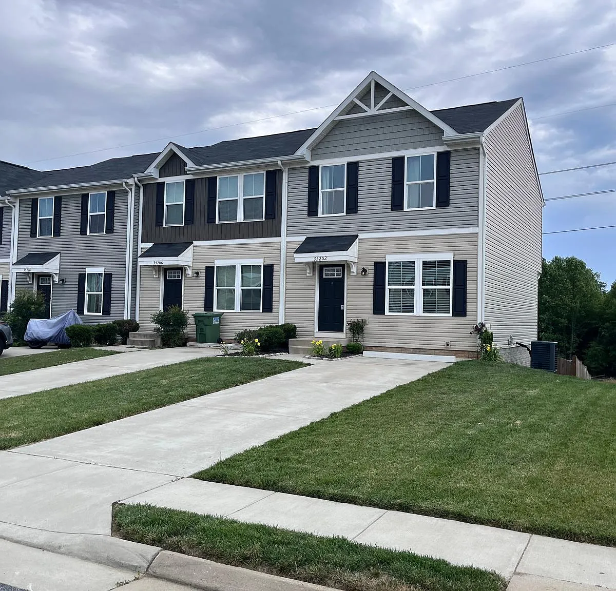 3 bed, 1200 sqft, $2,200 — Photo 2