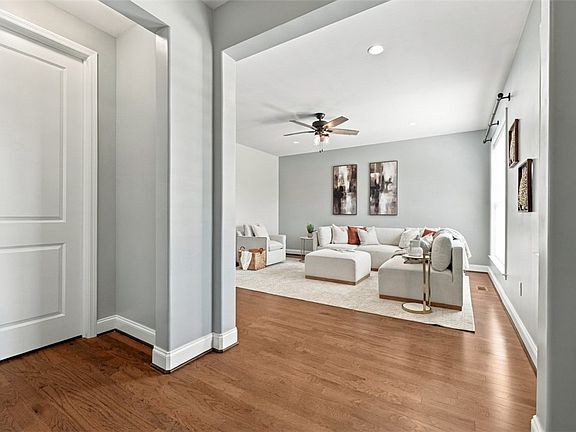 3rd image of 1410 Hastings Cres