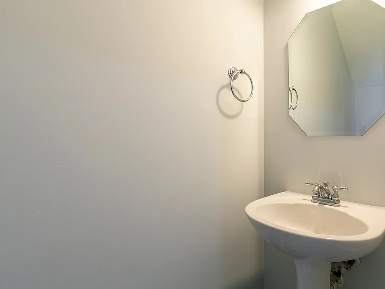 301 Danbury Ct — Photo 7