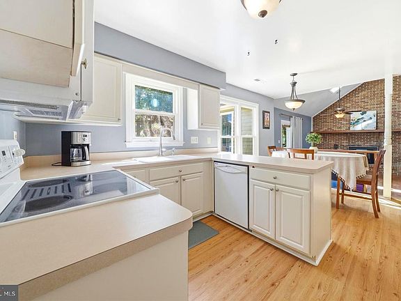 5th image of 3504 Fox Ridge Rd