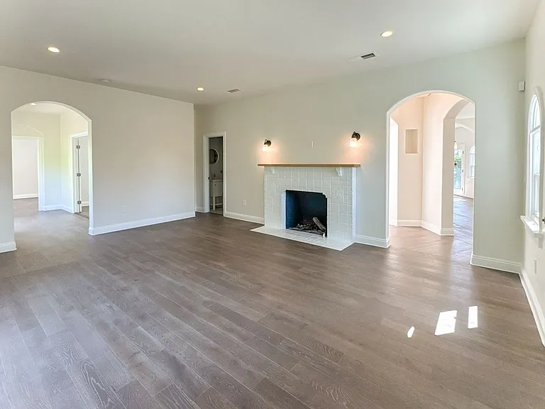 1043 S Plymouth Blvd — Photo 5