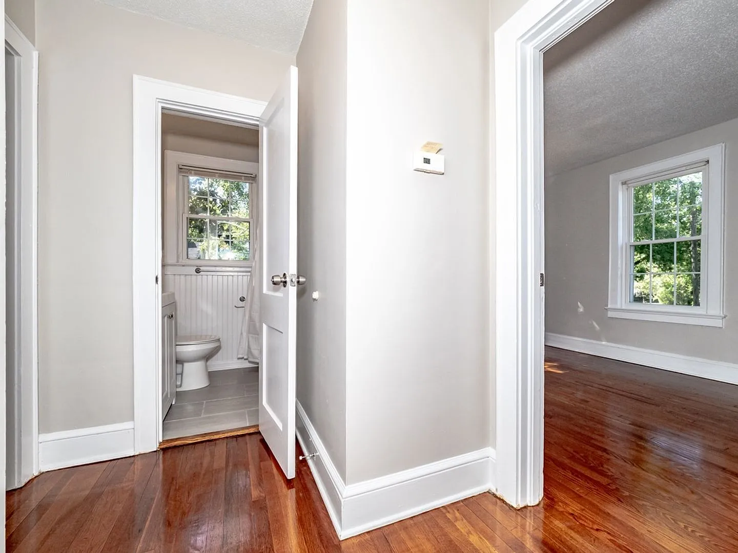 Newly Renovated 2 Bedroom 1 Bath Apartment In Prime Downtown Location — Photo 1