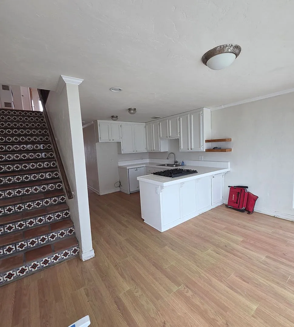 Beachfront 2-Bed, 2.5-Bath House w/2-Car Garage in Imperial Beach — Photo 4