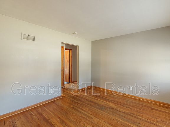 4th image of 1926 Oconnell Ave