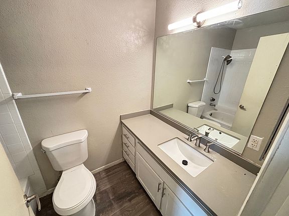 5th image of 4300 N Lamont St APT 212