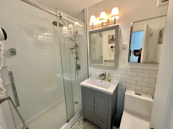 61-20 Grand Cent Parkway image 10 of 14