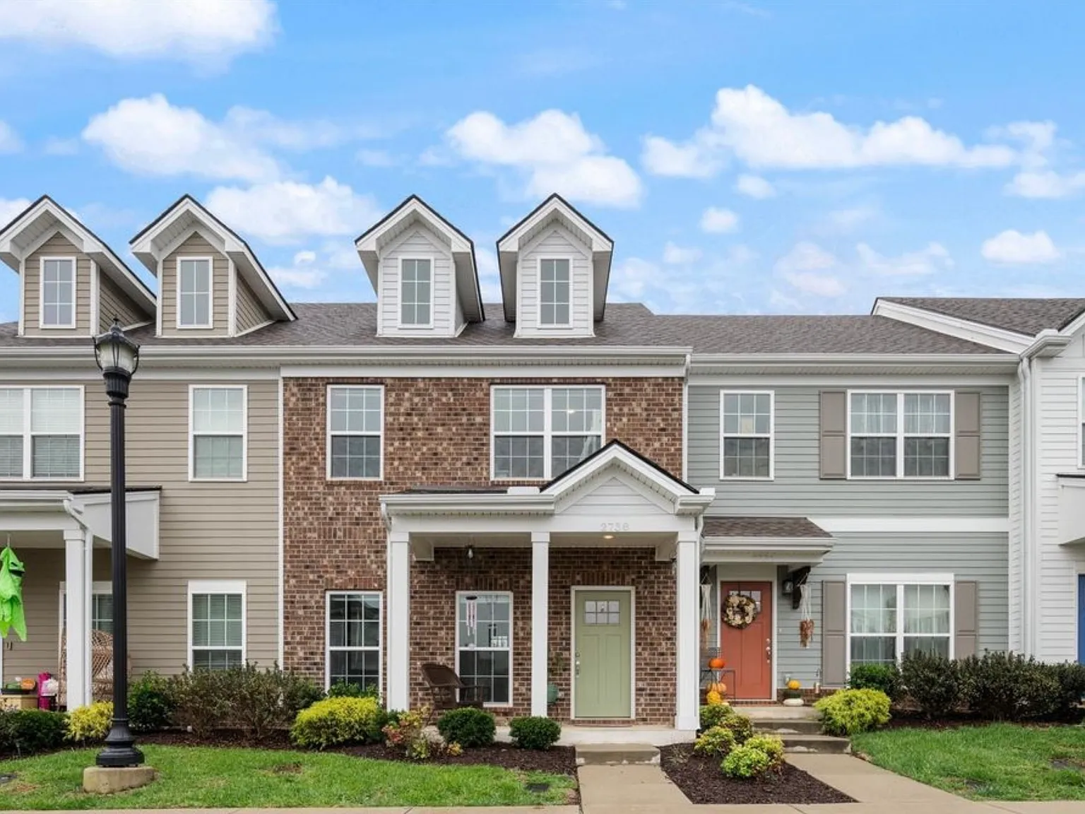 3 bed, 2.5 bath, 1475 sqft, $1,900 — Photo 3
