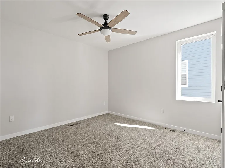 984 E Lander St — Photo 11