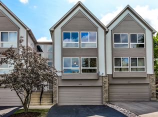 625 Diamond Pointe Dr, Mundelein, IL 60060