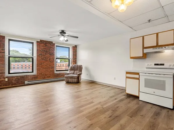 80 Foster St APT 306, Peabody, MA 01960