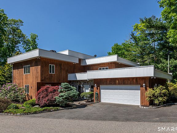 3rd image of 9 Oak Point Club