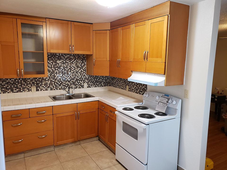 kitchen with new oven/stove and decorative backsplash