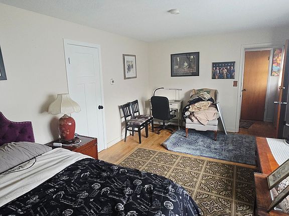 4th image of 127-129 Price St #D
