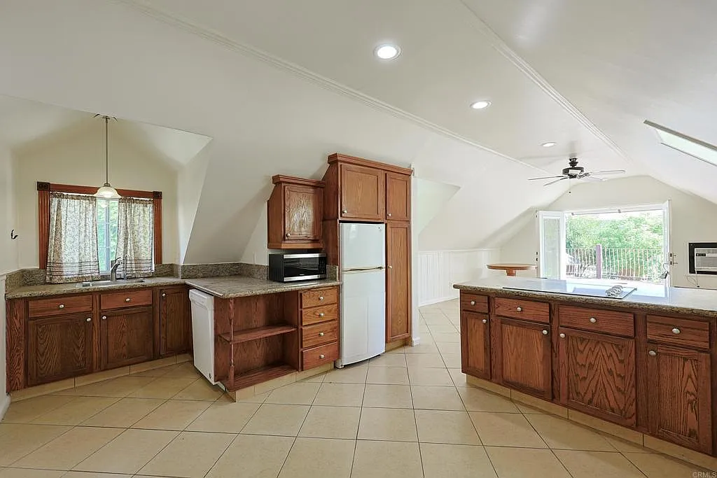 2 bed, 800 sqft, $2,200 — Photo 1