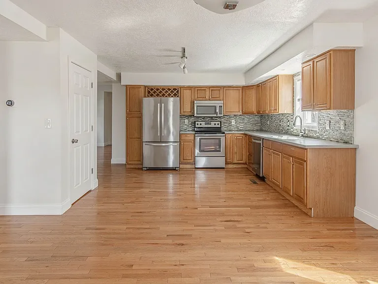 152 N Main St — Photo 5
