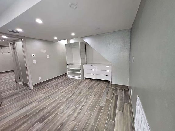 5th image of 582 Westwood Ave #1