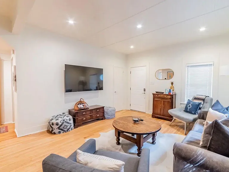 1503 Newton St — Photo 6